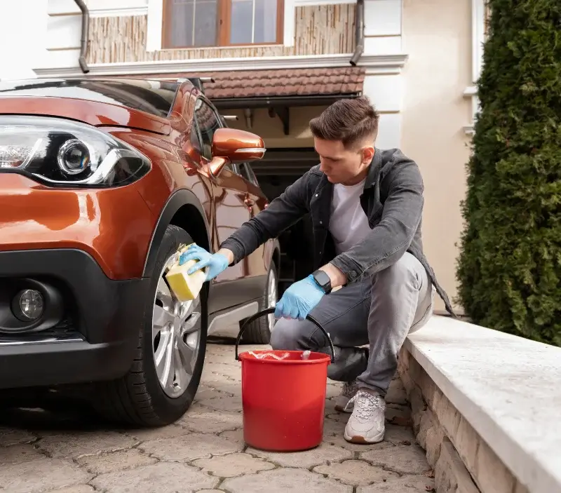 Lavage auto à domicile Assé-le-Boisne : professionnel intervenant sur un véhicule
